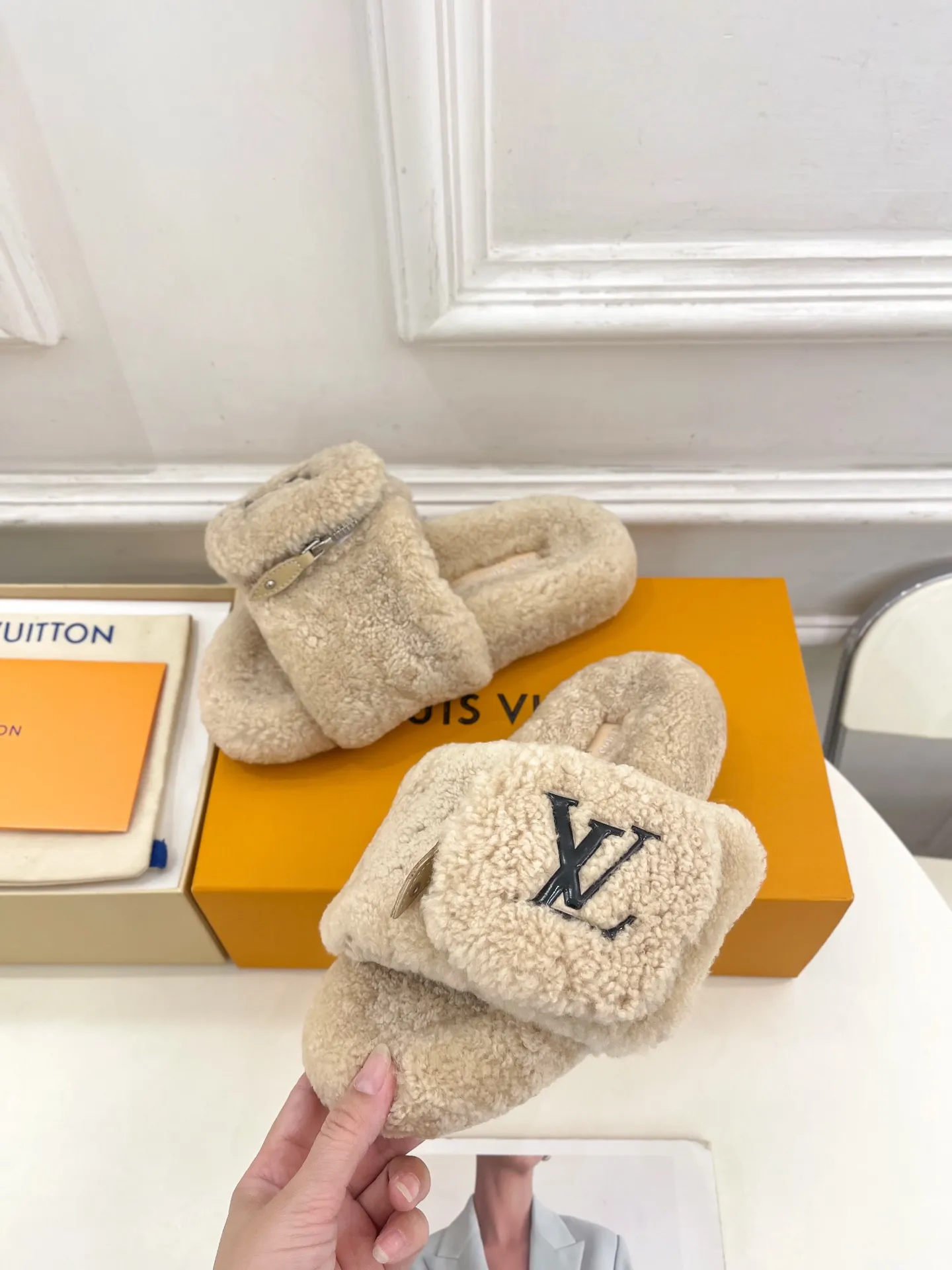 👟👟Ex-factory price 480👟👟 | Louis Vuitton 25𝐬𝐬 🧡💚2025 spring and summer new style top version⚠️ The counter features the latest LV wallet fur slippers, new hard goods🆕 ❥BS purchasing level! Full of high-end feel! A popular model among bloggers at home and abroad, it’s retro and fashionable and looks amazing on your feet! Mainly recommended model on the official website★ ━━━━━ ЅᏇєєt ━━━━━ ▪️Upper: Original custom-made wool ▪️Lining: imported goat hair lining ▪️Outsole: Original custom-made non-slip outsole ▪️Heel height: flat ▪️Shoe size: 35-39 (40.41.42 customization is not returnable)